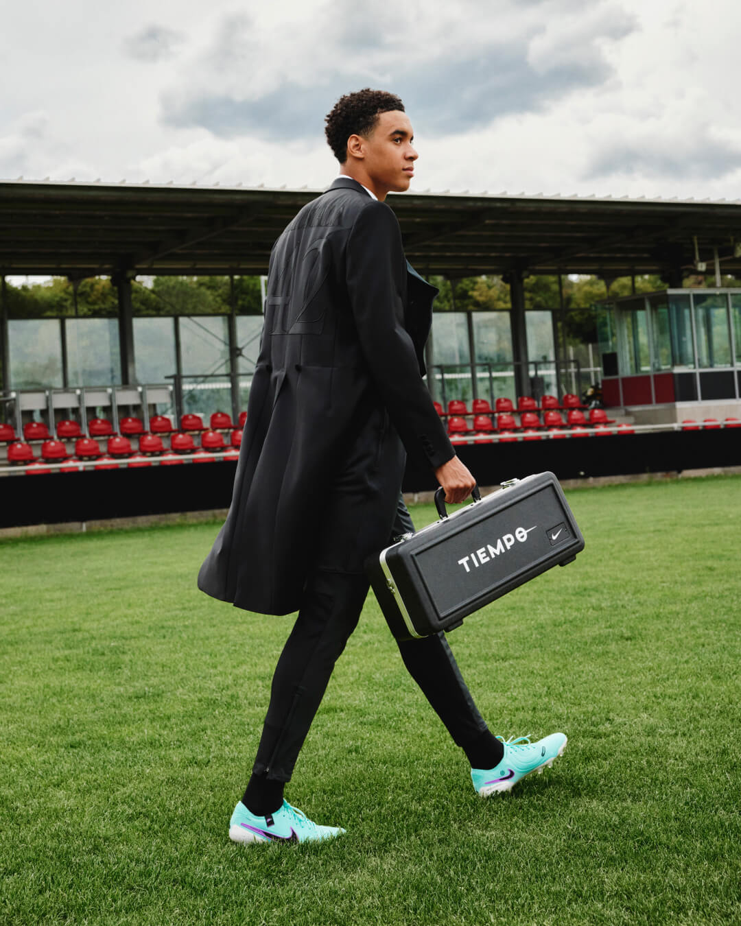 Jamal Musiala in einer Sporthalle bei einem Fotoshooting für Nike.